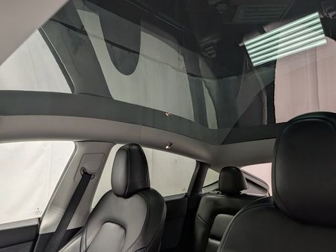 Used 2022 Tesla Model Y Long Range image 11