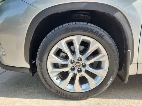 Used 2023 Toyota Highlander Limited FWD image 13