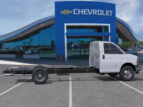 New 2026 Chevrolet Express 4500 w/ Power Convenience Package image 5