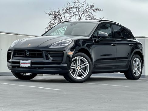 Used 2025 Porsche Macan image 1