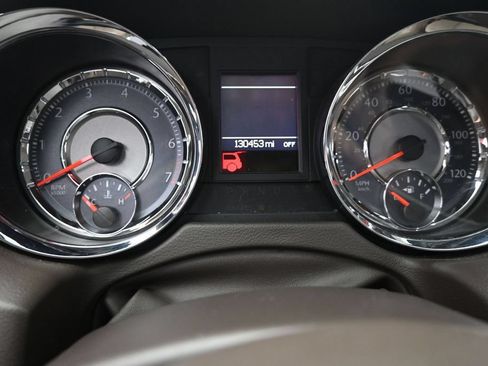 Used 2014 Chrysler Town & Country Touring FWD image 16