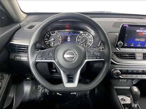Used 2025 Nissan Altima 2.5 SV FWD image 5