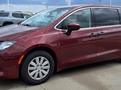 Used 2020 Chrysler Voyager L FWD image 4