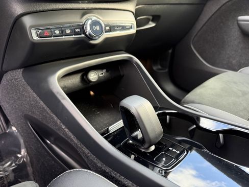 Used 2023 Volvo XC40 Recharge Plus image 24