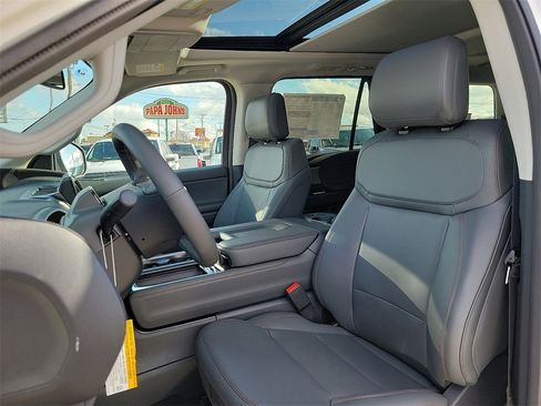 New 2025 Ford Expedition Active image 12