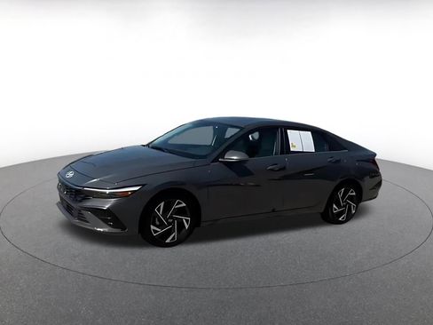 Used 2025 Hyundai Elantra Limited FWD image 8