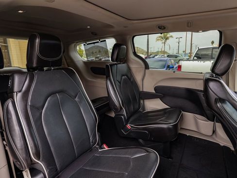 Used 2023 Chrysler Pacifica Limited image 17
