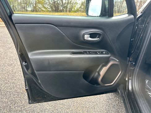 Used 2023 Jeep Renegade Latitude image 10