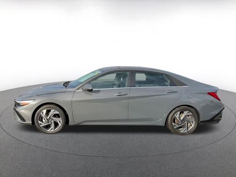 Used 2025 Hyundai Elantra Limited image 9