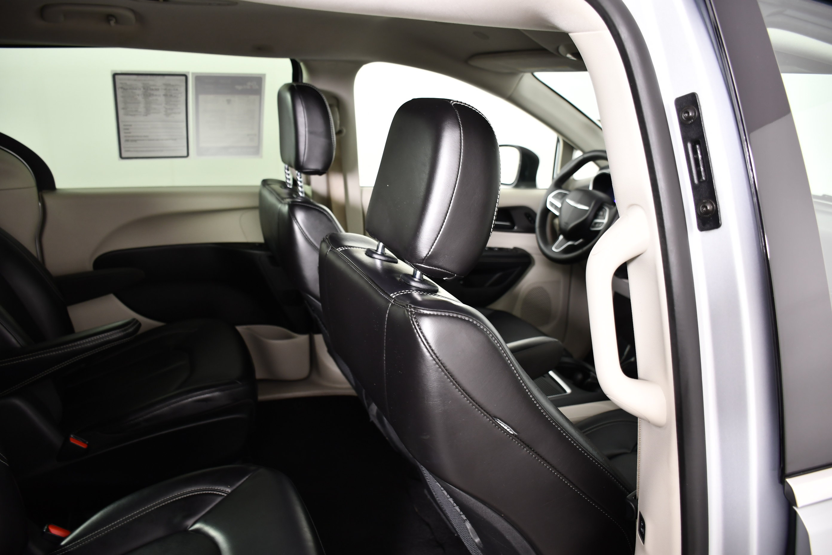 Used 2023 Chrysler Pacifica Touring-L FWD image 43
