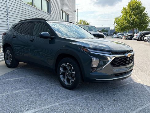 Used 2025 Chevrolet Trax LT FWD image 4