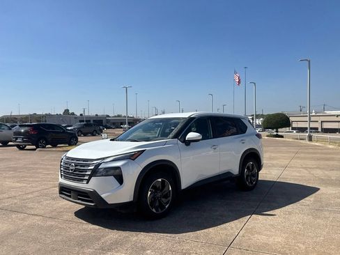 Certified 2024 Nissan Rogue SV FWD image 9