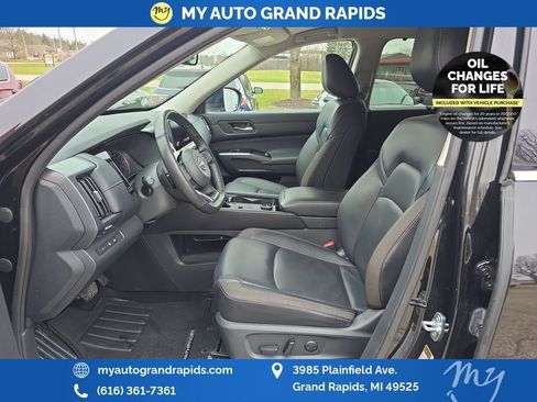 Used 2023 Nissan Pathfinder SL w/ Black Appearance Package AWD/4WD image 9