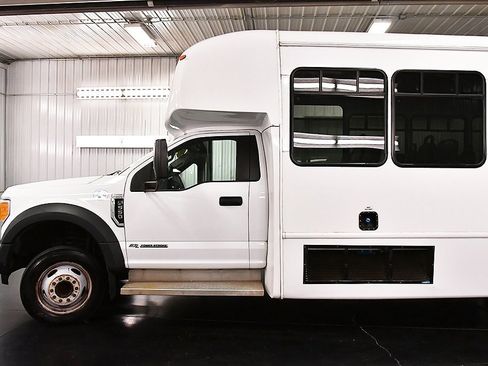 Used 2017 Ford F550 2WD Regular Cab Super Duty image 4