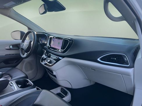 Used 2023 Chrysler Pacifica Touring-L image 11