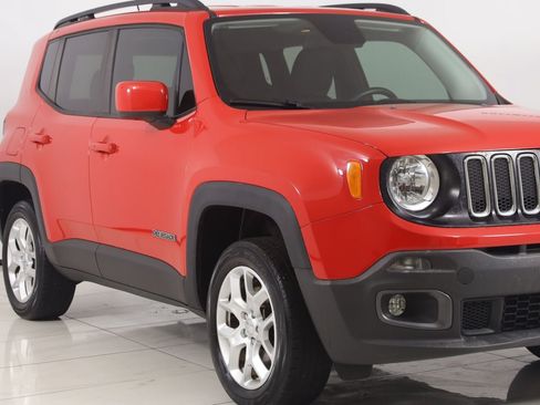 Used 2017 Jeep Renegade Latitude w/ Popular Equipment Group AWD/4WD image 32