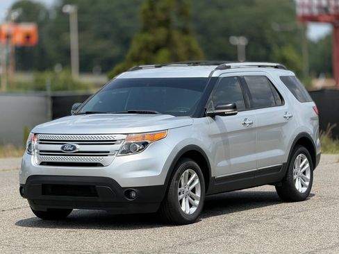 Used 2015 Ford Explorer XLT w/ Equipment Group 201A AWD/4WD image 6
