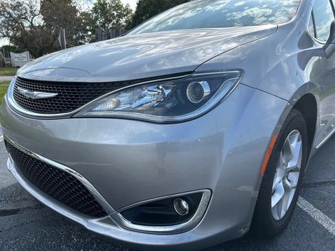 Used 2017 Chrysler Pacifica Touring-L w/ Tire & Wheel Group FWD image 6