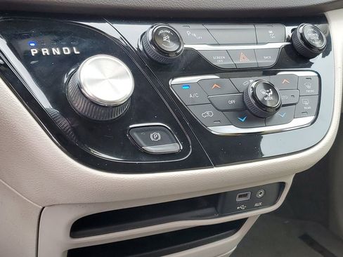 Used 2017 Chrysler Pacifica Touring-L w/ Tire & Wheel Group image 20