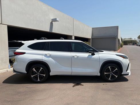 Used 2021 Toyota Highlander XSE FWD image 6