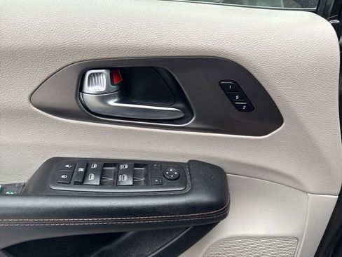 Used 2020 Chrysler Pacifica Touring-L image 17