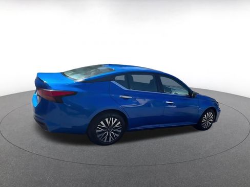 Used 2025 Nissan Altima 2.5 SV FWD image 15