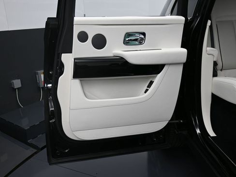 Used 2022 Rolls-Royce Cullinan image 29