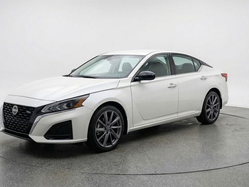 Used 2025 Nissan Altima 2.5 SV image 3