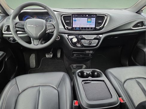 Used 2023 Chrysler Pacifica Touring-L w/ Uconnect Theater Family Group AWD/4WD image 12