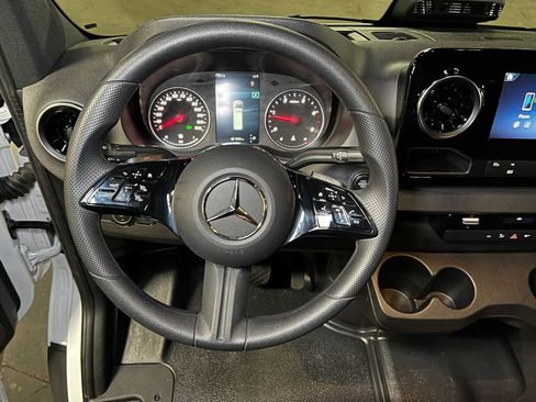 Used 2025 Mercedes-Benz Sprinter 2500 image 24