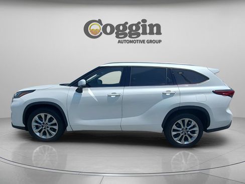 Used 2022 Toyota Highlander Limited FWD image 3