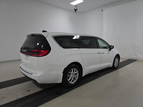 Used 2025 Chrysler Pacifica Select image 2