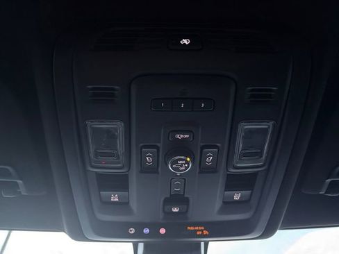 Used 2022 GMC Yukon XL Denali w/ Advanced Technology Package image 12