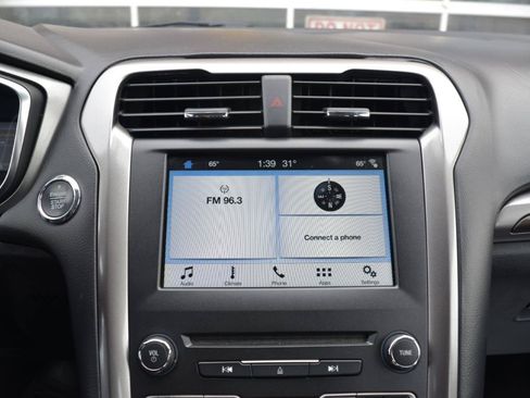 Used 2017 Ford Fusion SE w/ Fusion SE Technology Package FWD image 19