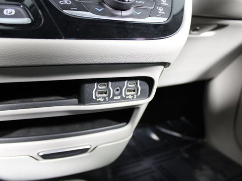Used 2024 Chrysler Pacifica Touring-L FWD image 20