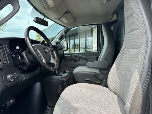 Used 2017 Chevrolet Express 2500 image 2