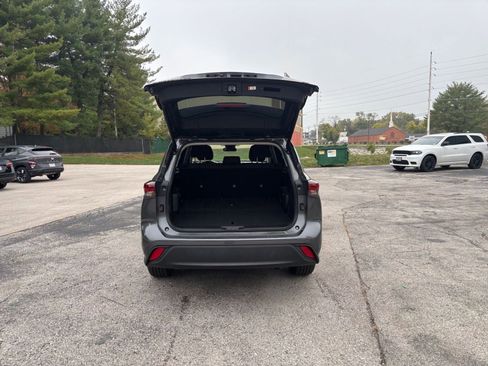 Used 2025 Toyota Highlander LE image 29