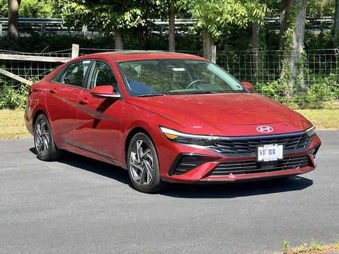 Used 2025 Hyundai Elantra SEL FWD image 1