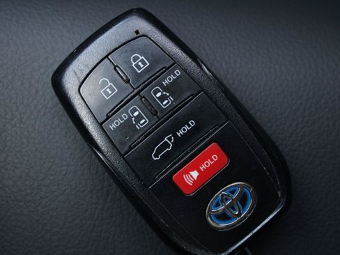 Used 2022 Toyota Sienna XSE w/ XSE Plus Package AWD/4WD image 17