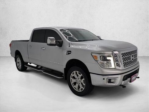 Used 2017 Nissan Titan SL image 3