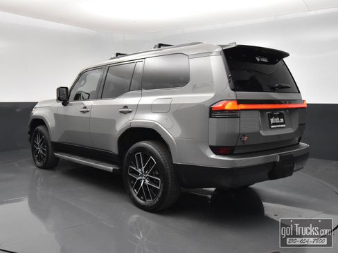 Used 2025 Lexus GX 550 w/ Accessory Package (2T) AWD/4WD image 5