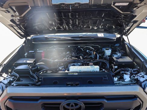 Certified 2024 Toyota Tacoma TRD Off-Road AWD/4WD image 33