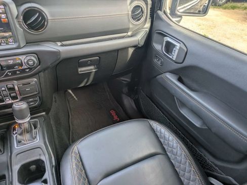 Used 2022 Jeep Wrangler Unlimited Sahara AWD/4WD image 17