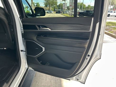 Used 2023 Jeep Wagoneer Series III w/ Preferred Equipment Group image 36