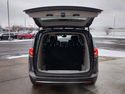 Used 2021 Chrysler Pacifica Limited w/ Uconnect Theater Family Group image 27