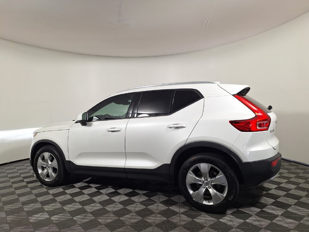 Used 2022 Volvo XC40 T5 Momentum AWD/4WD image 7