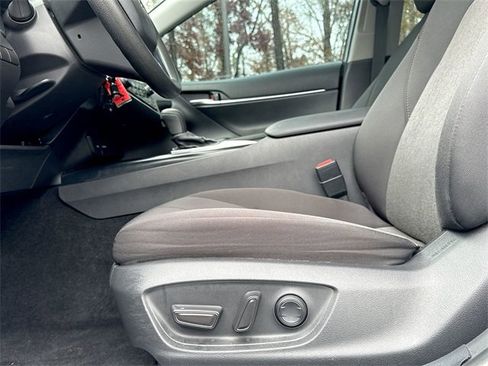 Used 2020 Toyota Camry LE image 12