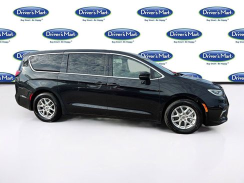 Used 2023 Chrysler Pacifica Touring-L FWD image 8