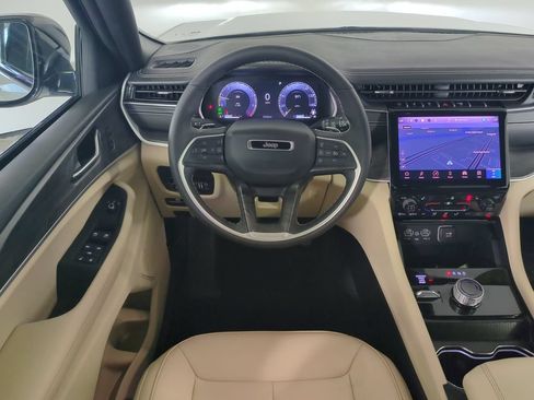 Used 2025 Jeep Grand Cherokee Limited AWD/4WD image 19