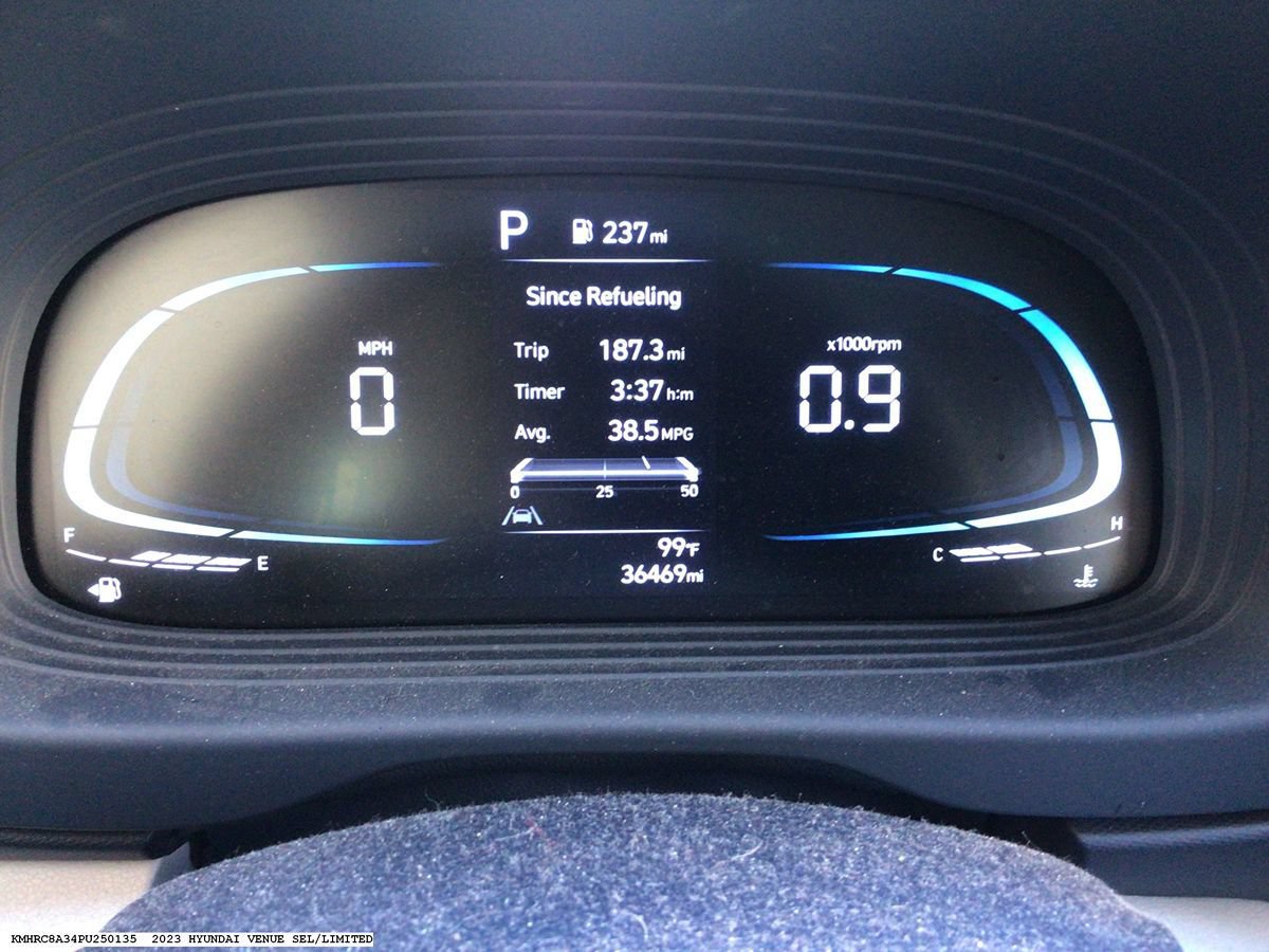 Used 2023 Hyundai Venue Limited w/ Cargo Package FWD image 9